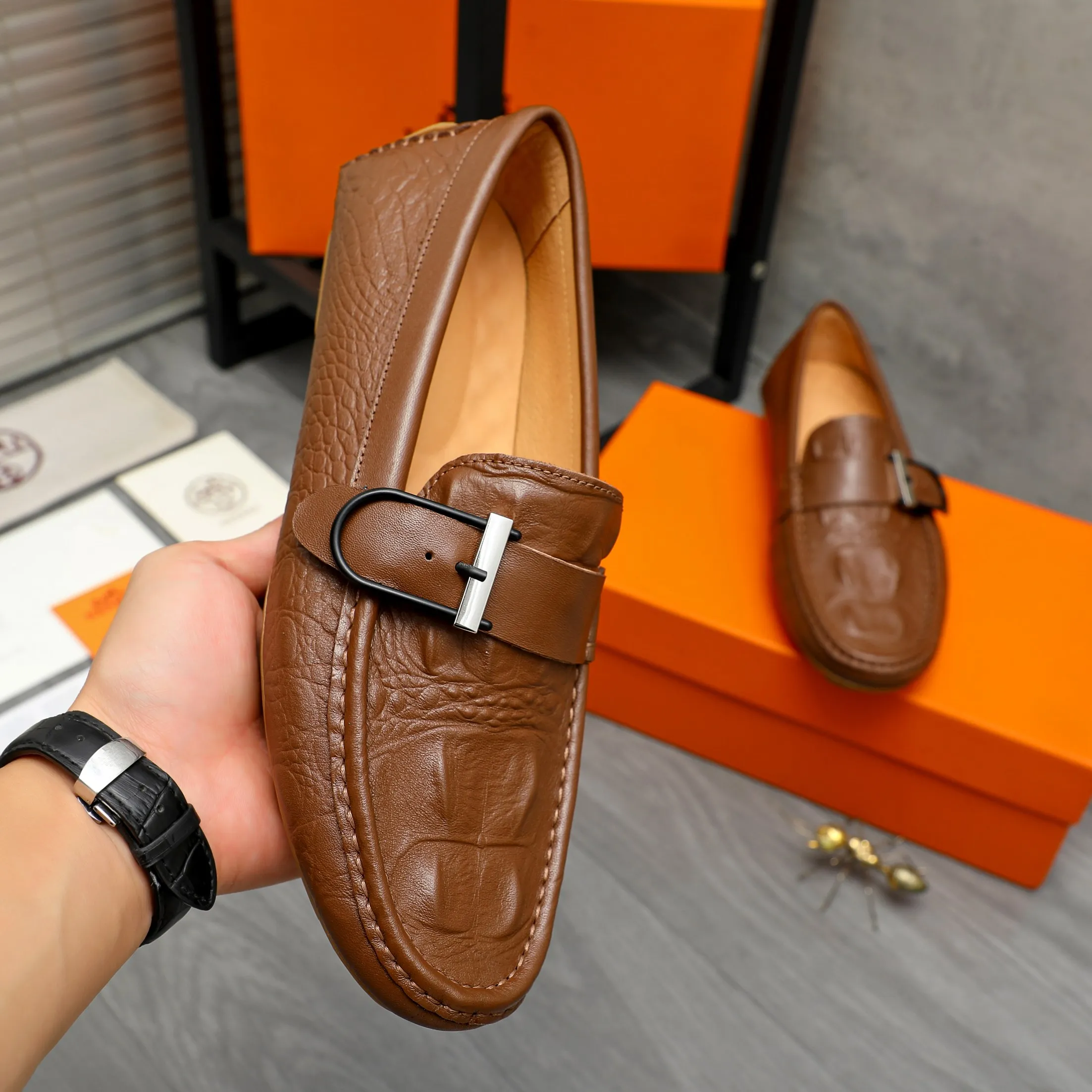 P380 Product trademark: HERMES "Hermes" casual slip-on men's shoes Regular size: 38-44 Product material: Selected crocodile pattern cowhide upper, pigskin lining, rubber outsole